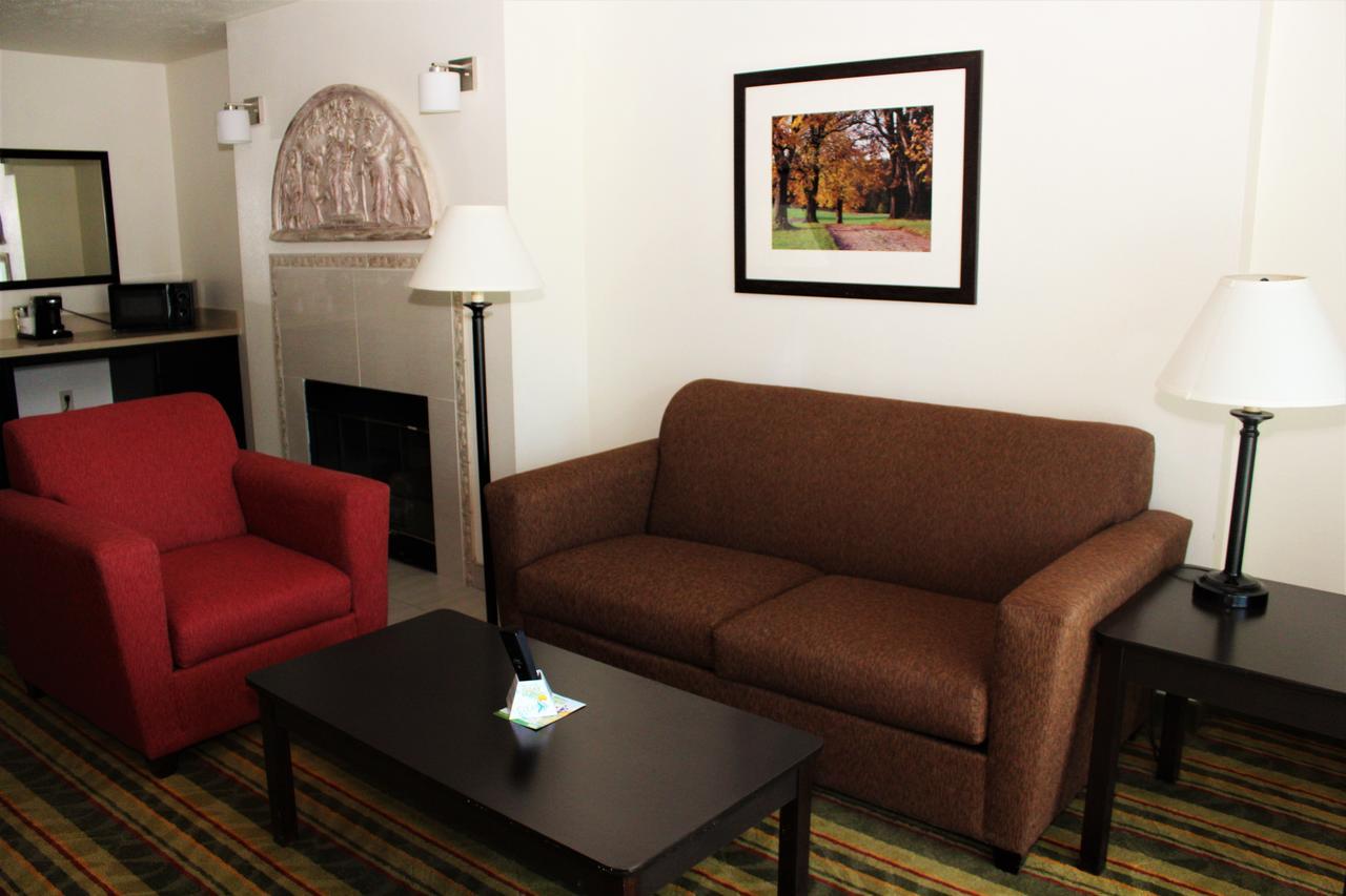 Best Western Visalia Hotel Екстериор снимка